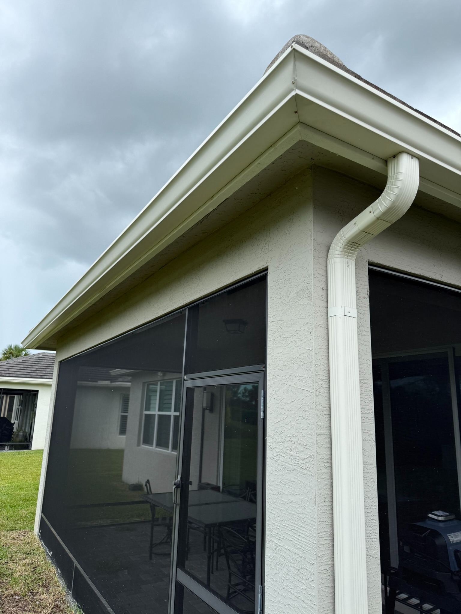 Gutter cleaning, screened lanai corner in Tradition, FL — after